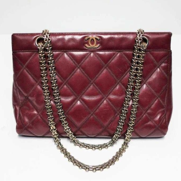 CHANEL Handbags - FLASH SALE! CHANEL Quilted Leather Bag